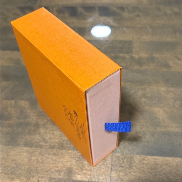 Louis Vuitton Box & Ribbon - Picture 9 of 11